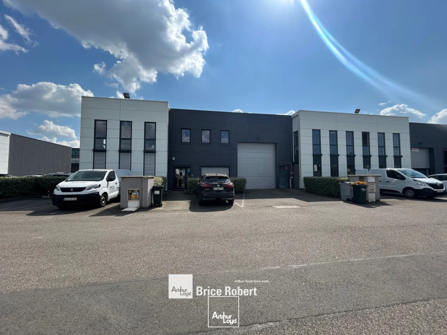 A vendre - un local d'activités avec bureaux aménagés et deux portes sectionnelles électriques de 4 mètres sur 4,5 mètres - Vénissieux