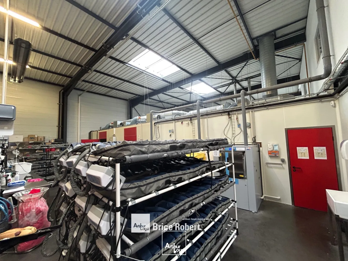 A vendre - un local d'activités avec bureaux aménagés et deux portes sectionnelles électriques de 4 mètres sur 4,5 mètres - Vénissieux