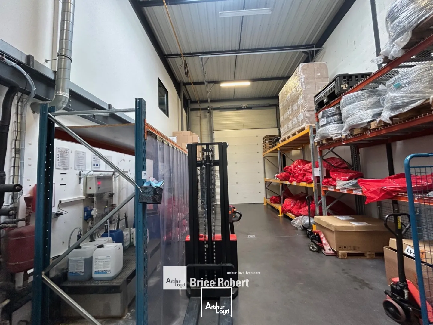 A vendre - un local d'activités avec bureaux aménagés et deux portes sectionnelles électriques de 4 mètres sur 4,5 mètres - Vénissieux