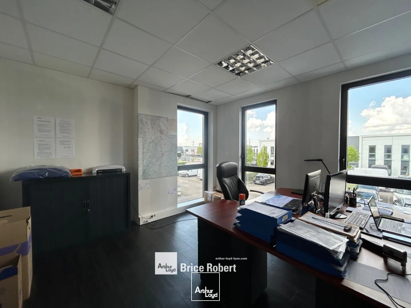 A vendre - un local d'activités avec bureaux aménagés et deux portes sectionnelles électriques de 4 mètres sur 4,5 mètres - Vénissieux