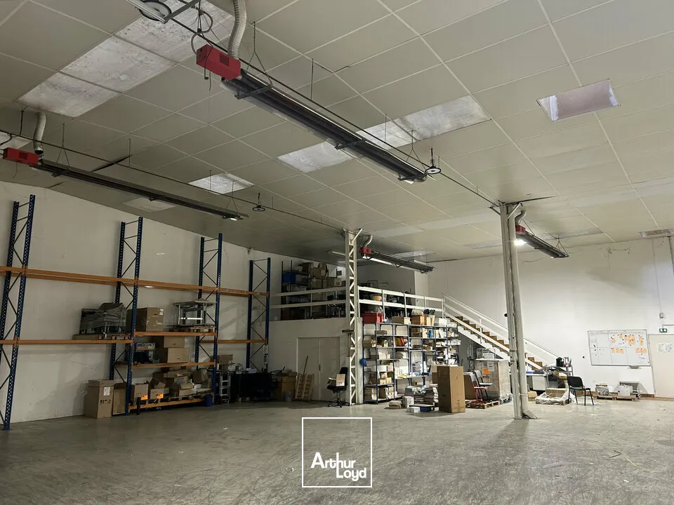 LOCAL D'ACTIVITE - ENTREPOT à LOUER de 1561 m²