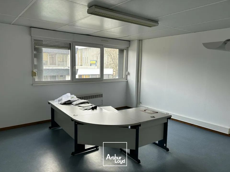 LOCAL D'ACTIVITE - ENTREPOT à LOUER de 1561 m²