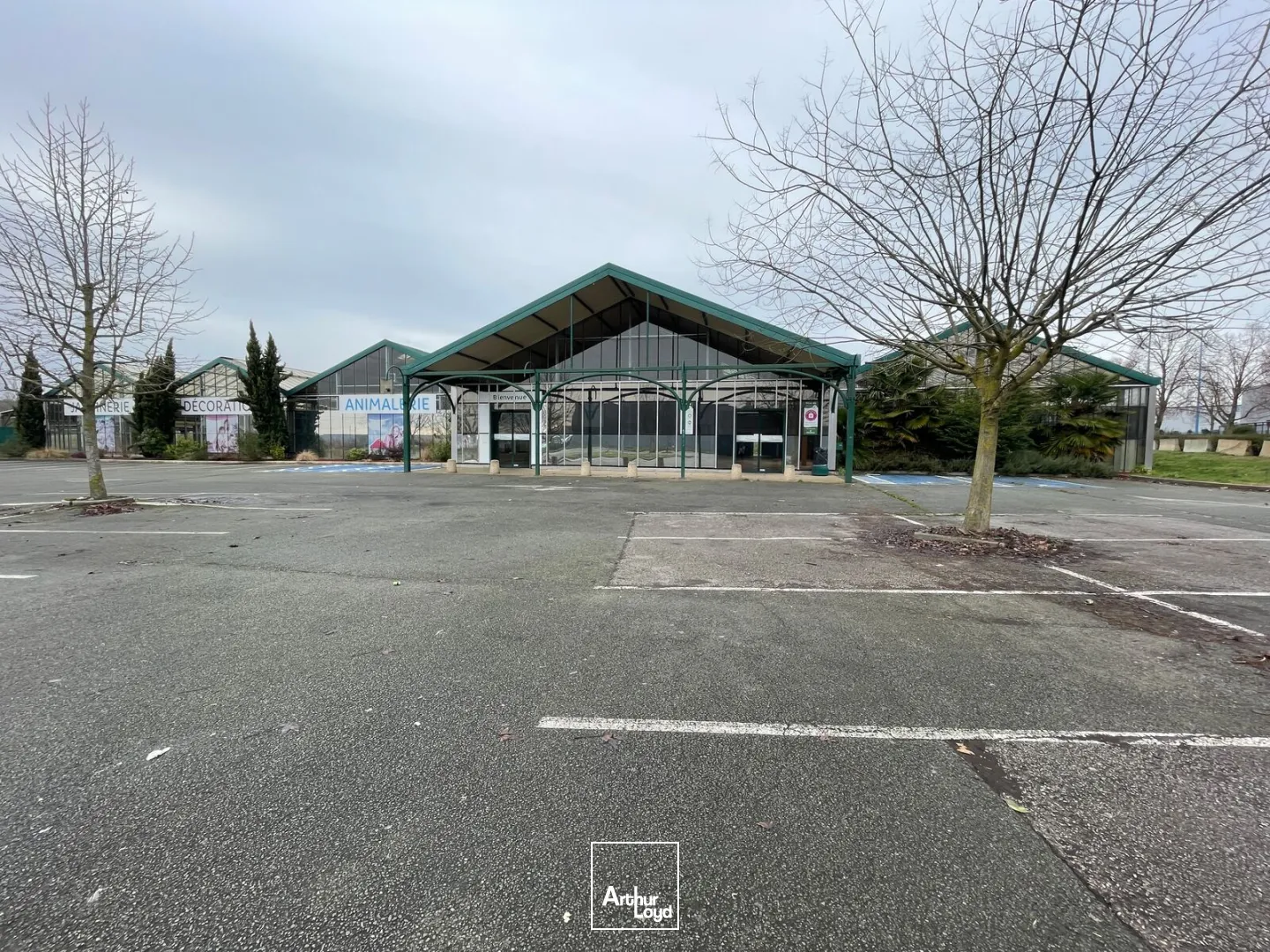 LOCAL COMMERCIAL - A VENDRE - 3&nbsp;500 M2 - CHAMBLY