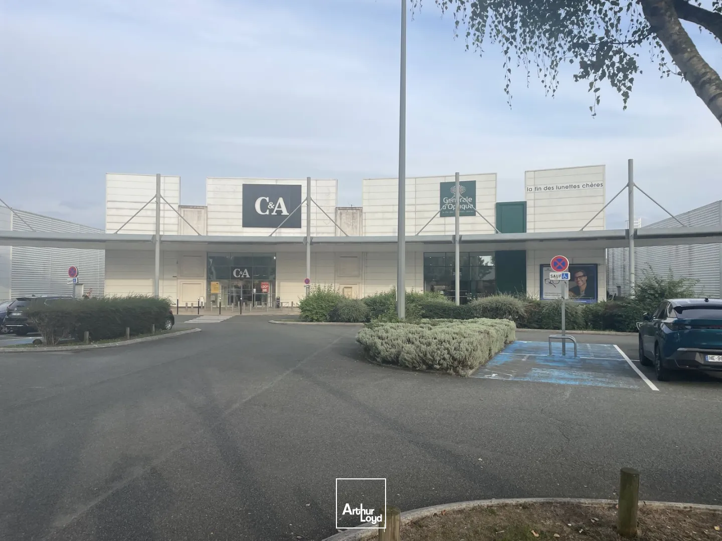 Local commercial d'environ 1&nbsp;350 m2 à LOUER - CHAMBLY