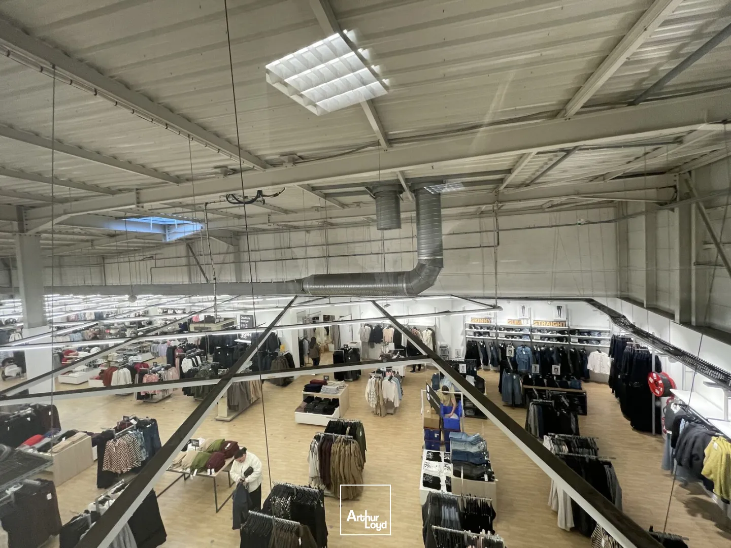 Local commercial d'environ 1&nbsp;350 m2 à LOUER - CHAMBLY