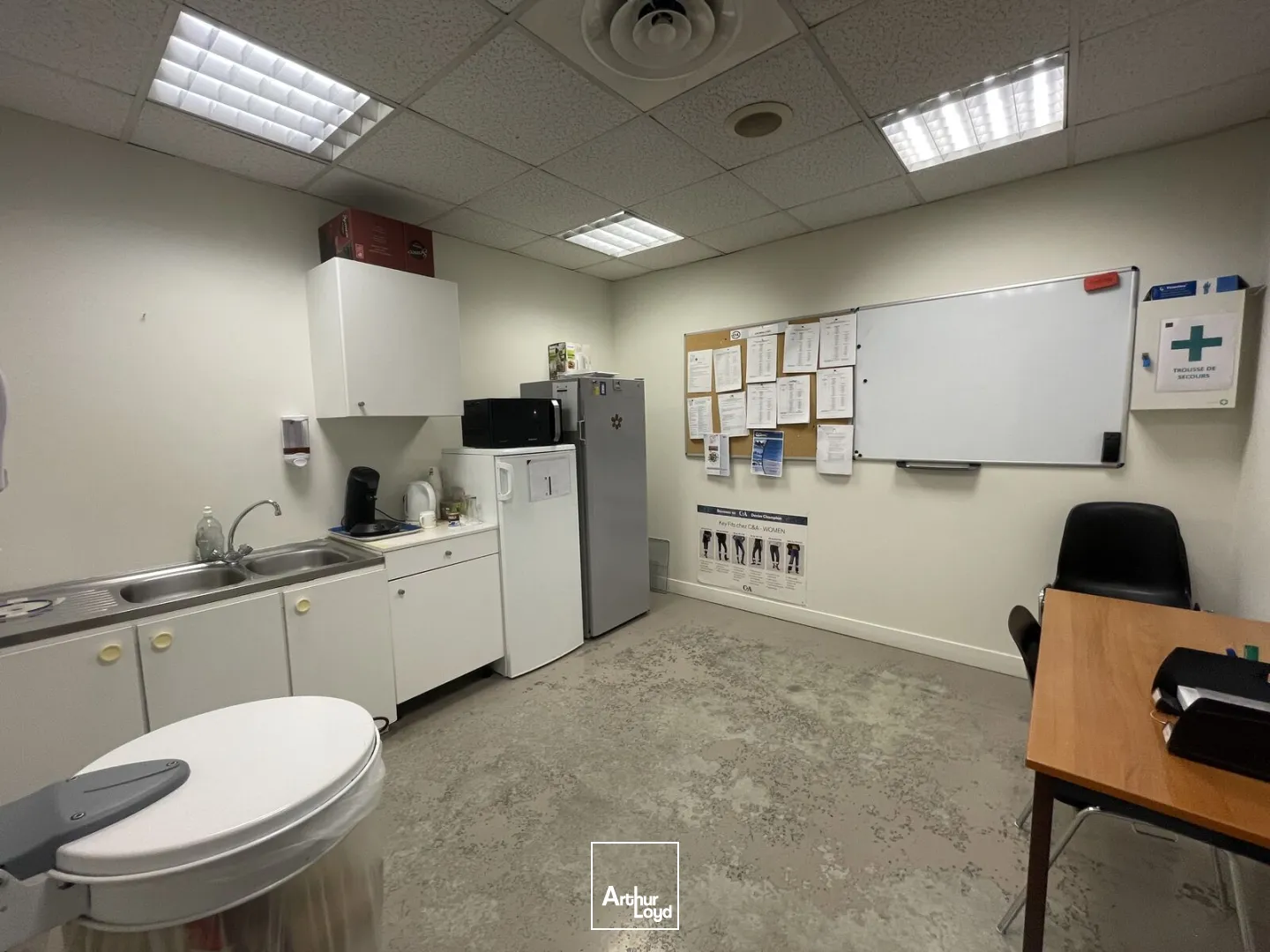 Local commercial d'environ 1&nbsp;350 m2 à LOUER - CHAMBLY