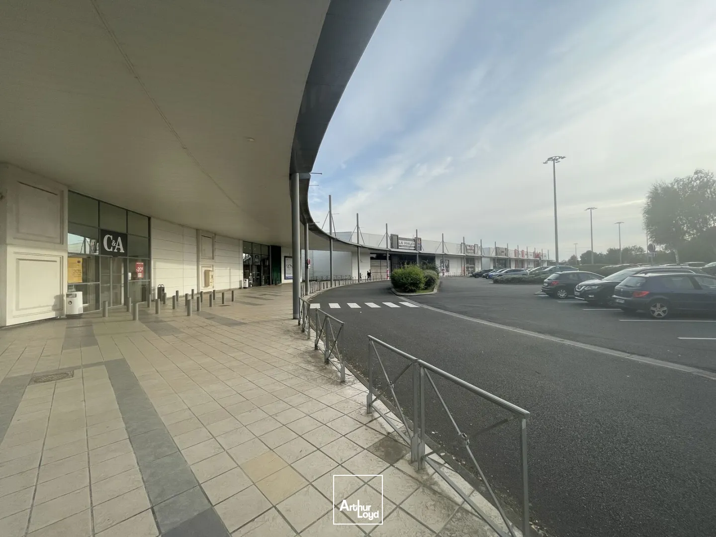 Local commercial d'environ 1&nbsp;350 m2 à LOUER - CHAMBLY