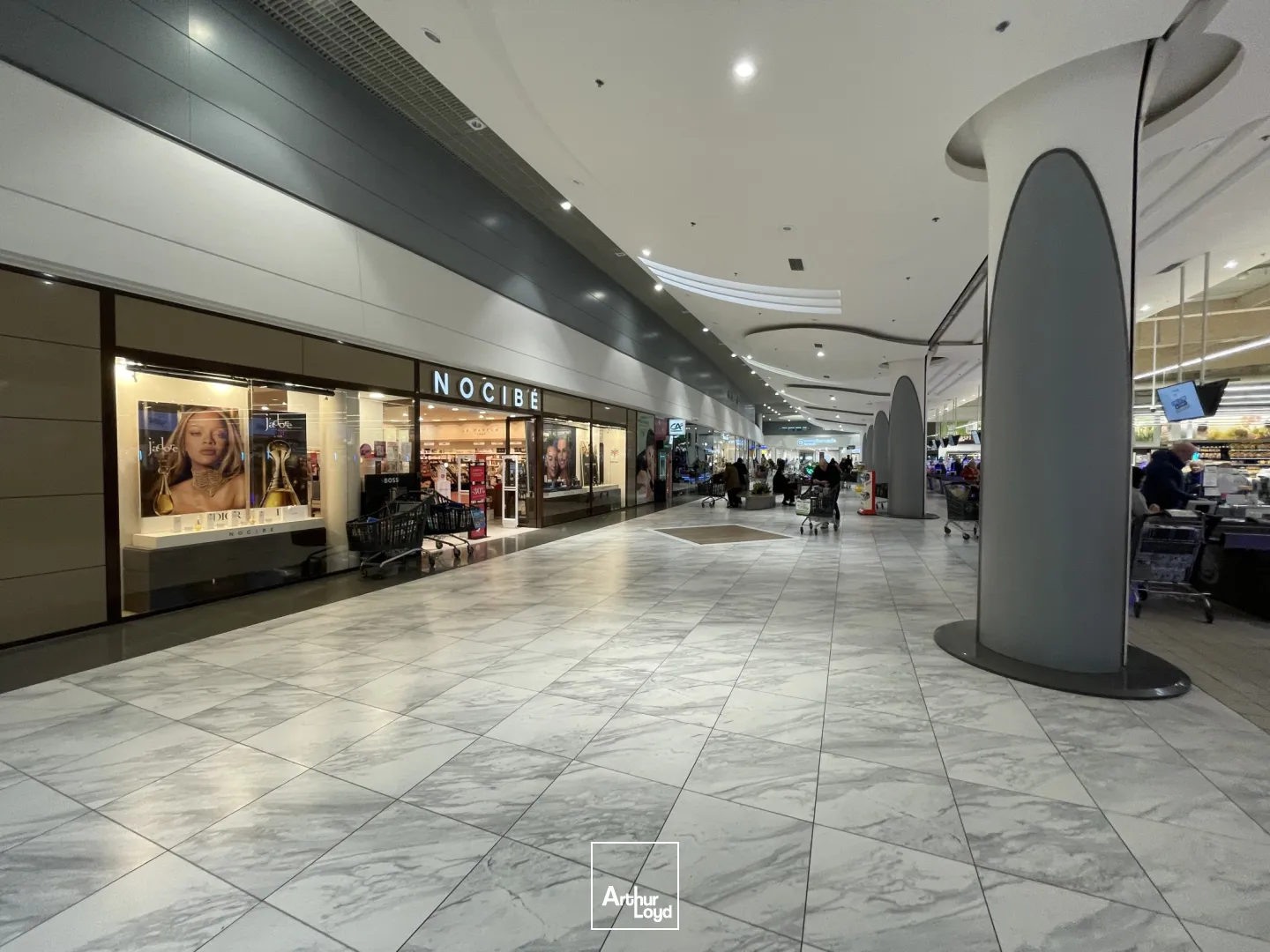 A louer : local d'environ 86 m2 en galerie commerciale à Chambly 