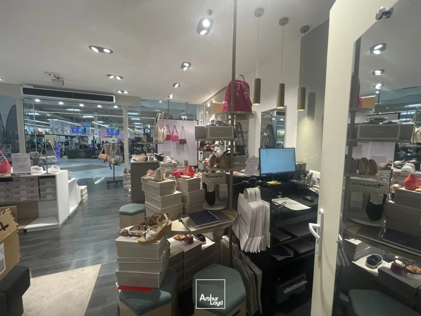 A louer : local d'environ 86 m2 en galerie commerciale à Chambly 