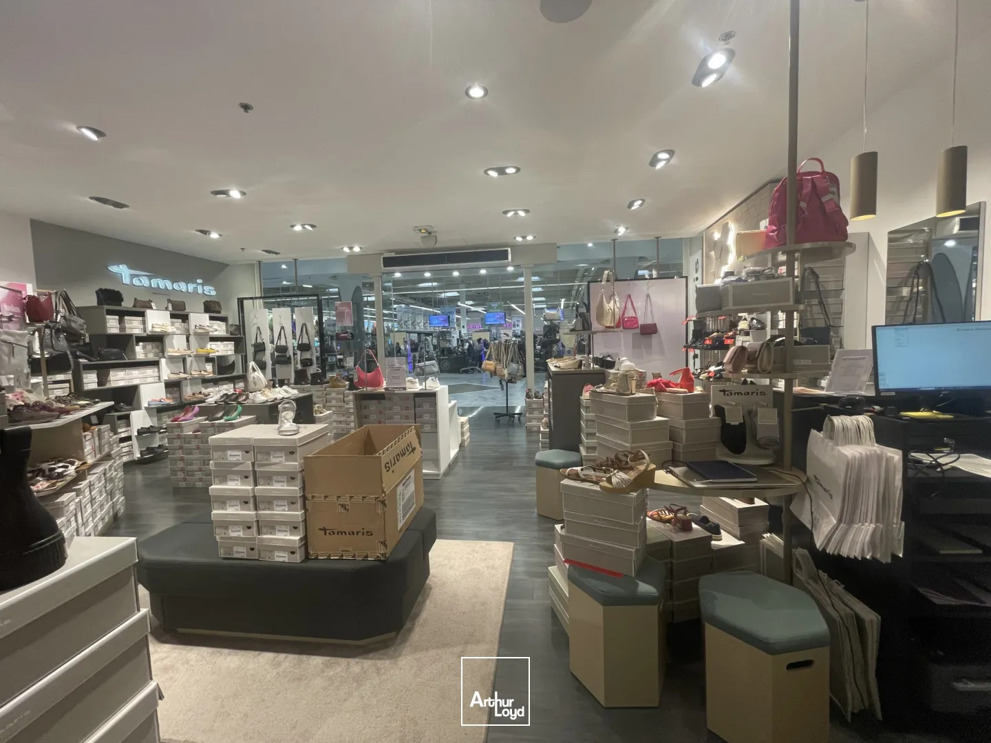 A louer : local d'environ 86 m2 en galerie commerciale à Chambly 