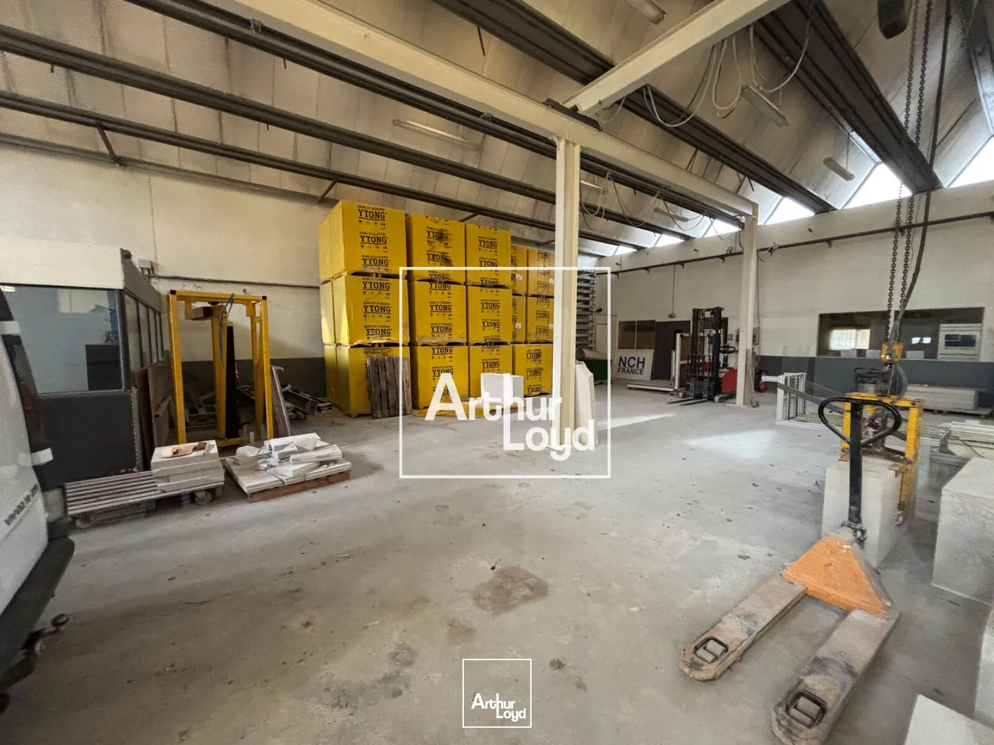 Local d'activités avec bureaux à louer