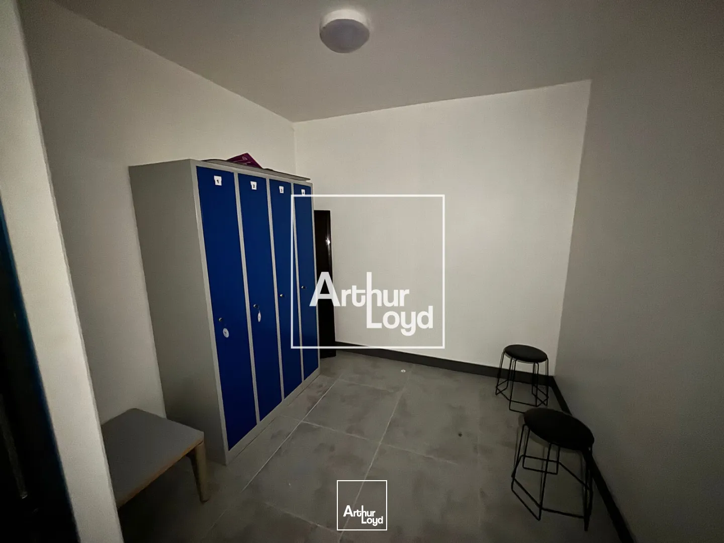 Local d'activités avec bureaux à louer