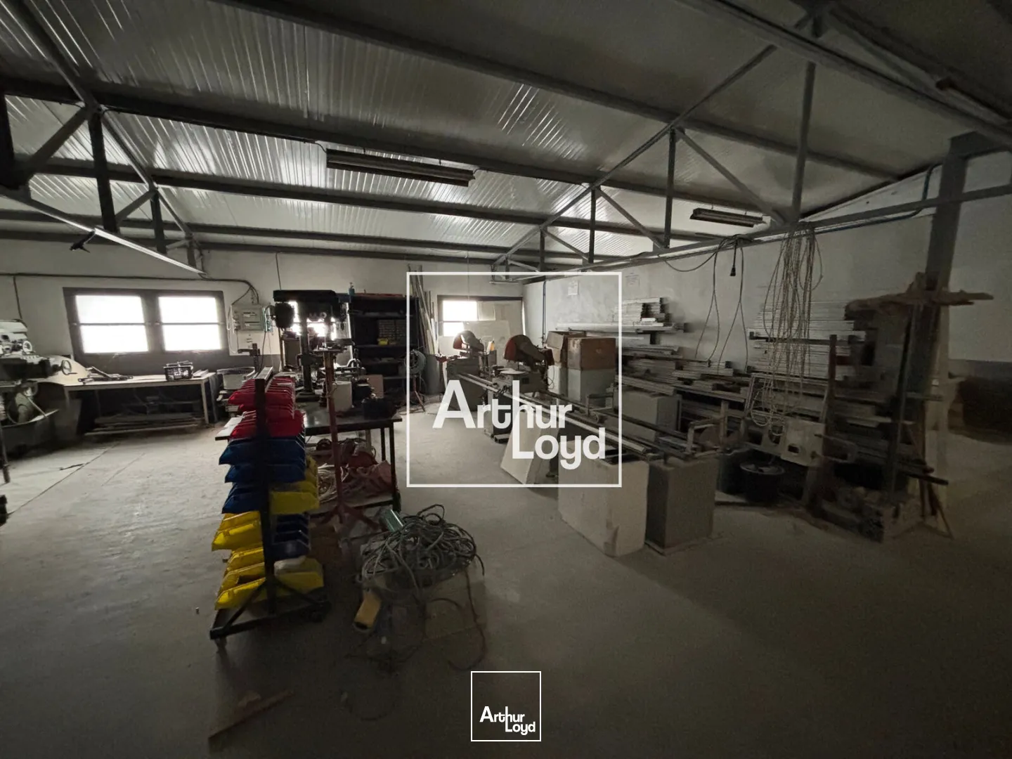 Local d'activités avec bureaux à louer