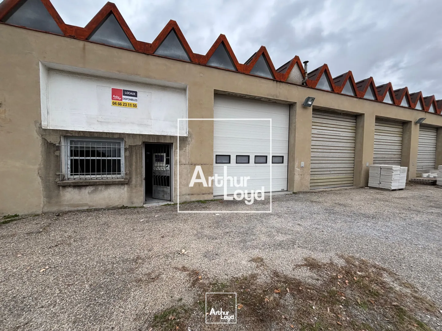 Local d'activités avec bureaux à louer