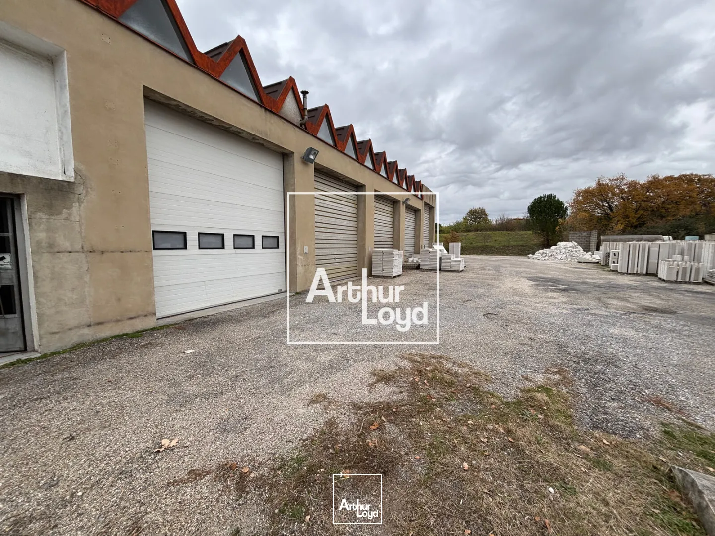 Local d'activités avec bureaux à louer