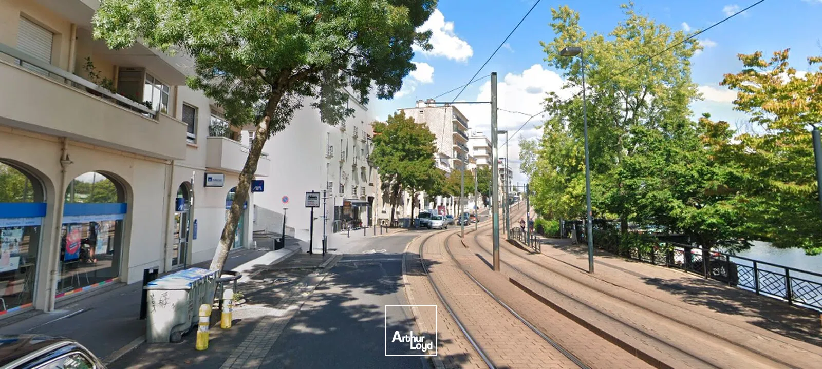 A vendre 83 m2 plus deux parkings plus 40 m2 de réserve attenante aux parkings 