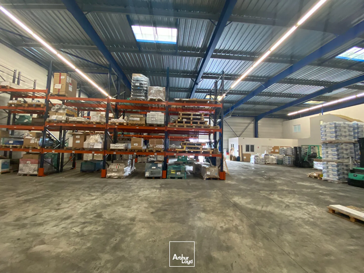 A LOUER Locaux d'activité PERIGNY-1520 m²