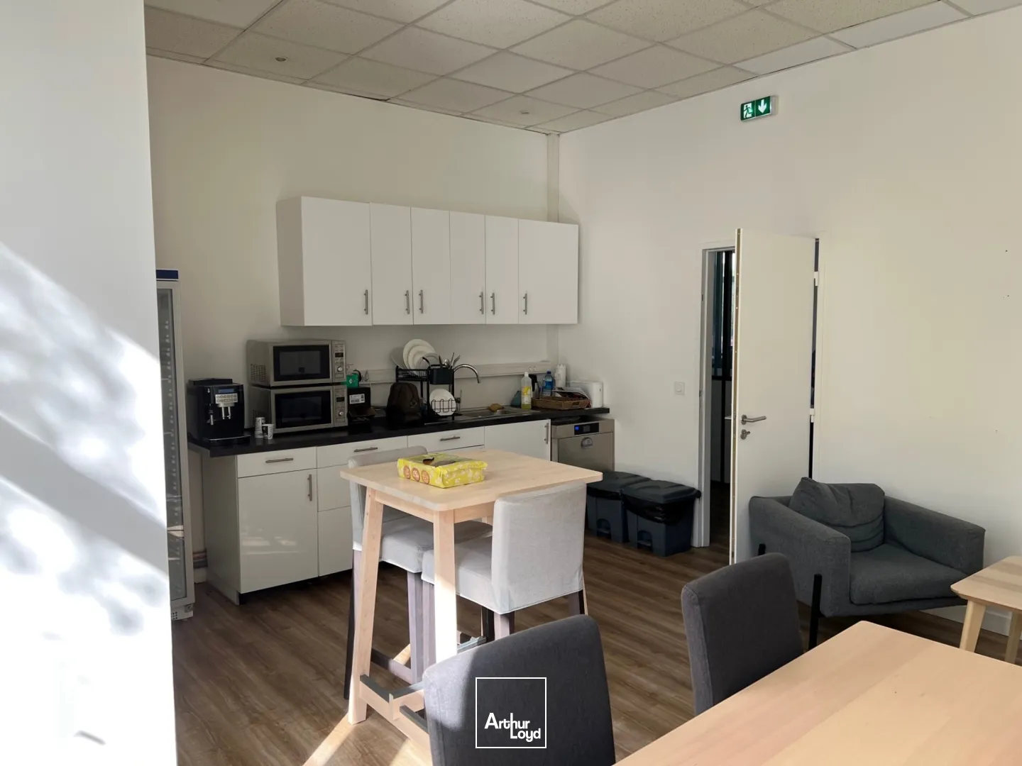 A LOUER RDC ACTIVITE AVEC ACCES LIVRAISON ET BUREAUX EN ETAGE