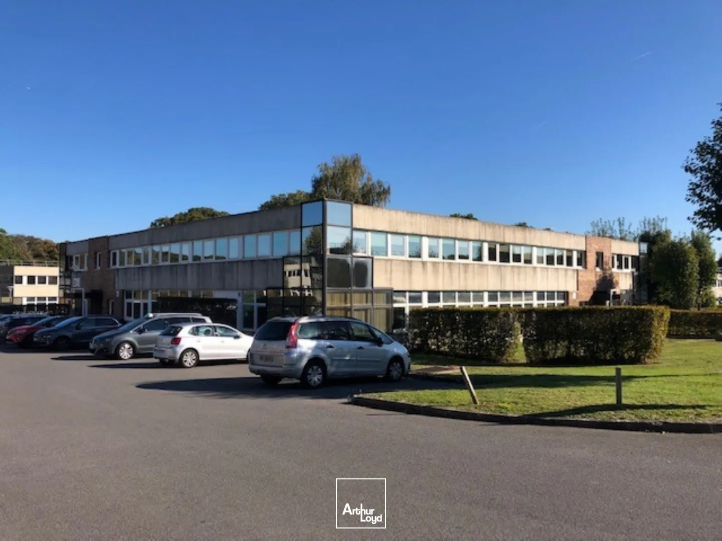 A LOUER RDC ACTIVITE AVEC ACCES LIVRAISON ET BUREAUX EN ETAGE