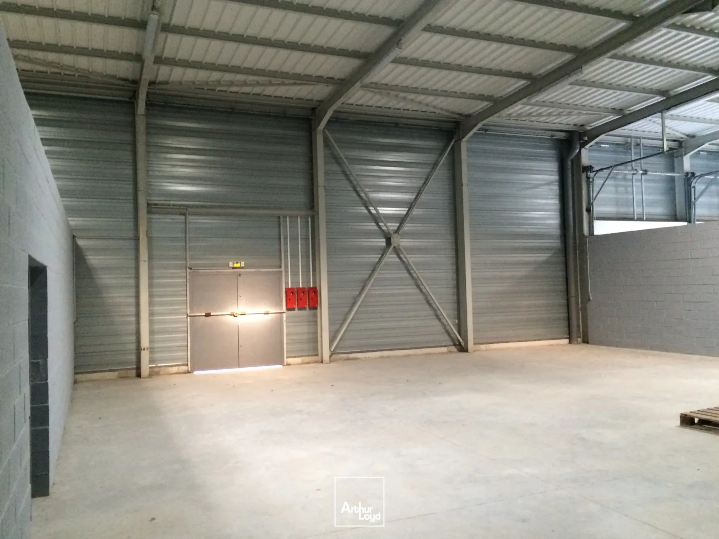 Bâtiment récent avec parking à louer à vendre - Douai