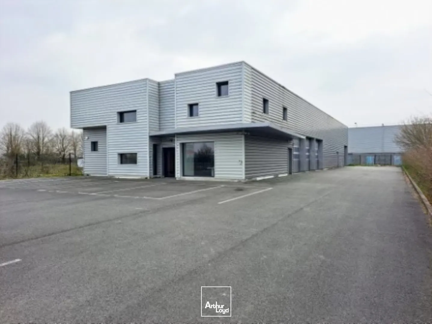Bâtiment récent avec parking à louer à vendre - Douai
