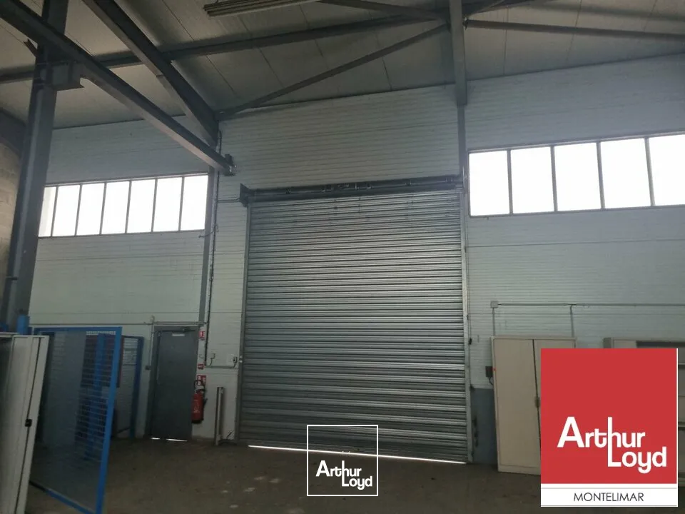 SAINT-PAUL-TROIS-CHÂTEAUX - A LOUER BÂTIMENT INDÉPENDANT DE BUREAUX SUR DEUX NIVEAUX AVEC ATELIER