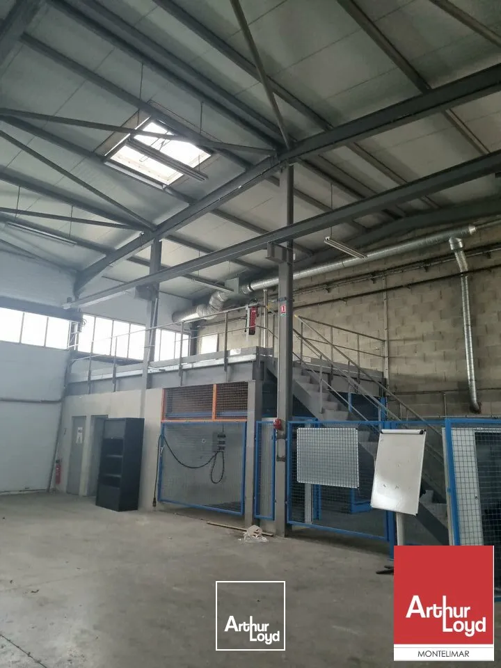 SAINT-PAUL-TROIS-CHÂTEAUX - A VENDRE BÂTIMENT INDÉPENDANT DE BUREAUX SUR DEUX NIVEAUX AVEC ATELIER