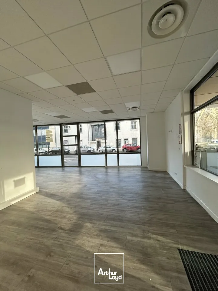 LOCAL COMMERCIAL à LOUER de 146 m²