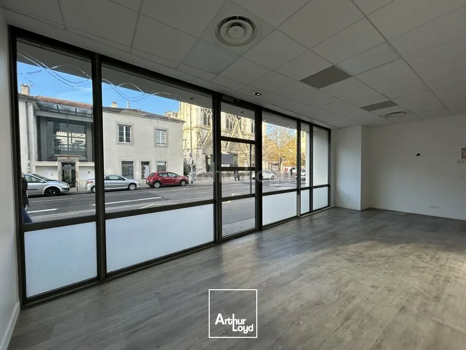 LOCAL COMMERCIAL à LOUER de 146 m²