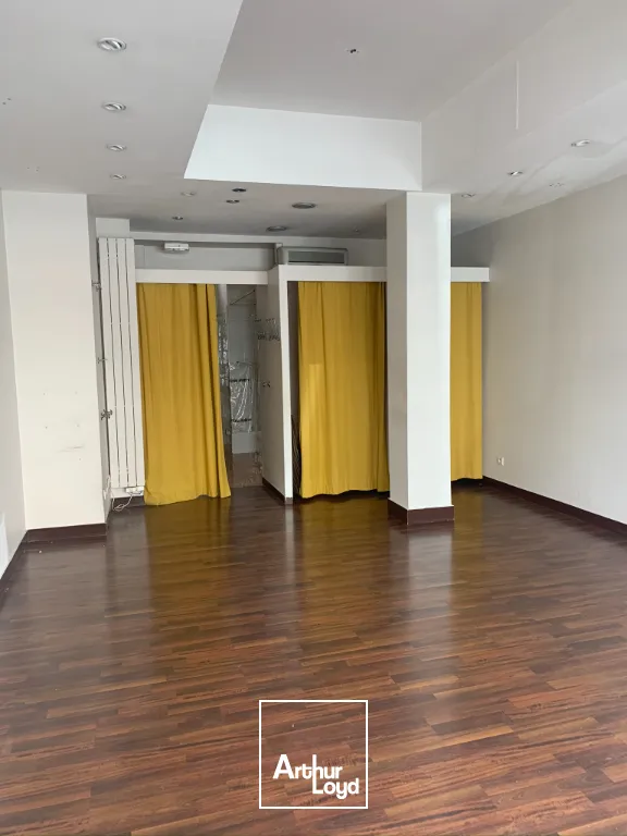 TOURS CENTRE HALLES COMMERCE A LOUER 38 M² AVEC CAVE