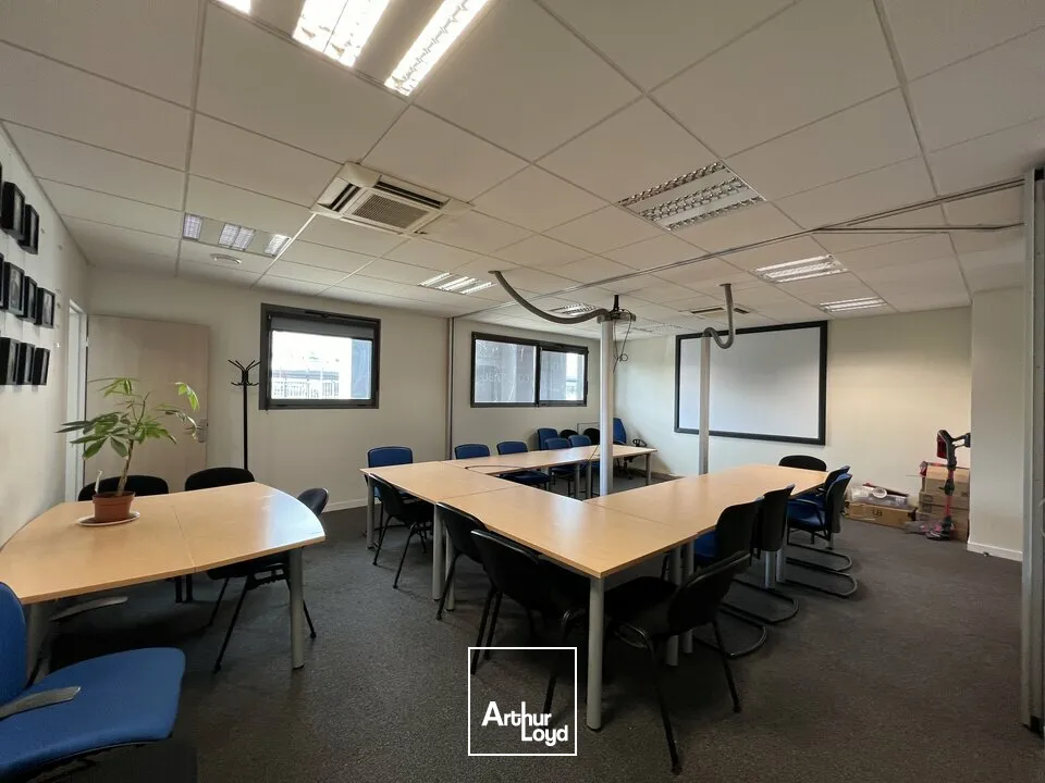 TOURS CENTRE GARE LOCAL COMMERCIAL A VENDRE 173 M² AVEC 6 PARKINGS PRIVATIFS