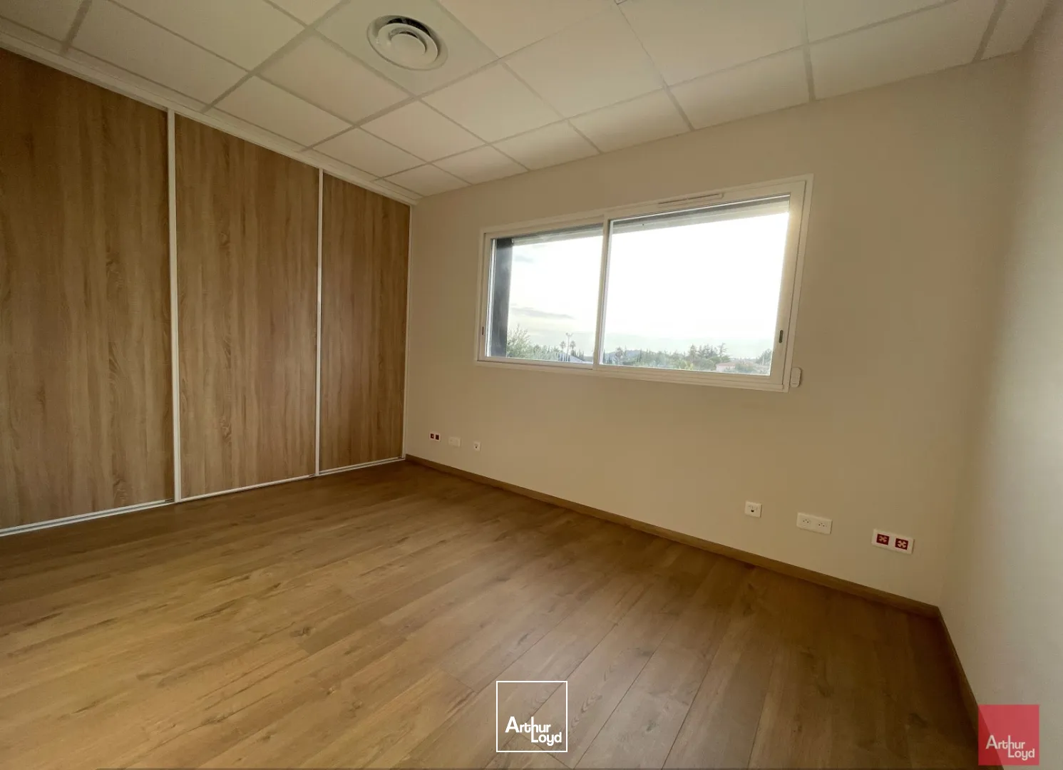 Bureaux de 73 m² non divisibles à louer à Nîmes , secteur St Césaire