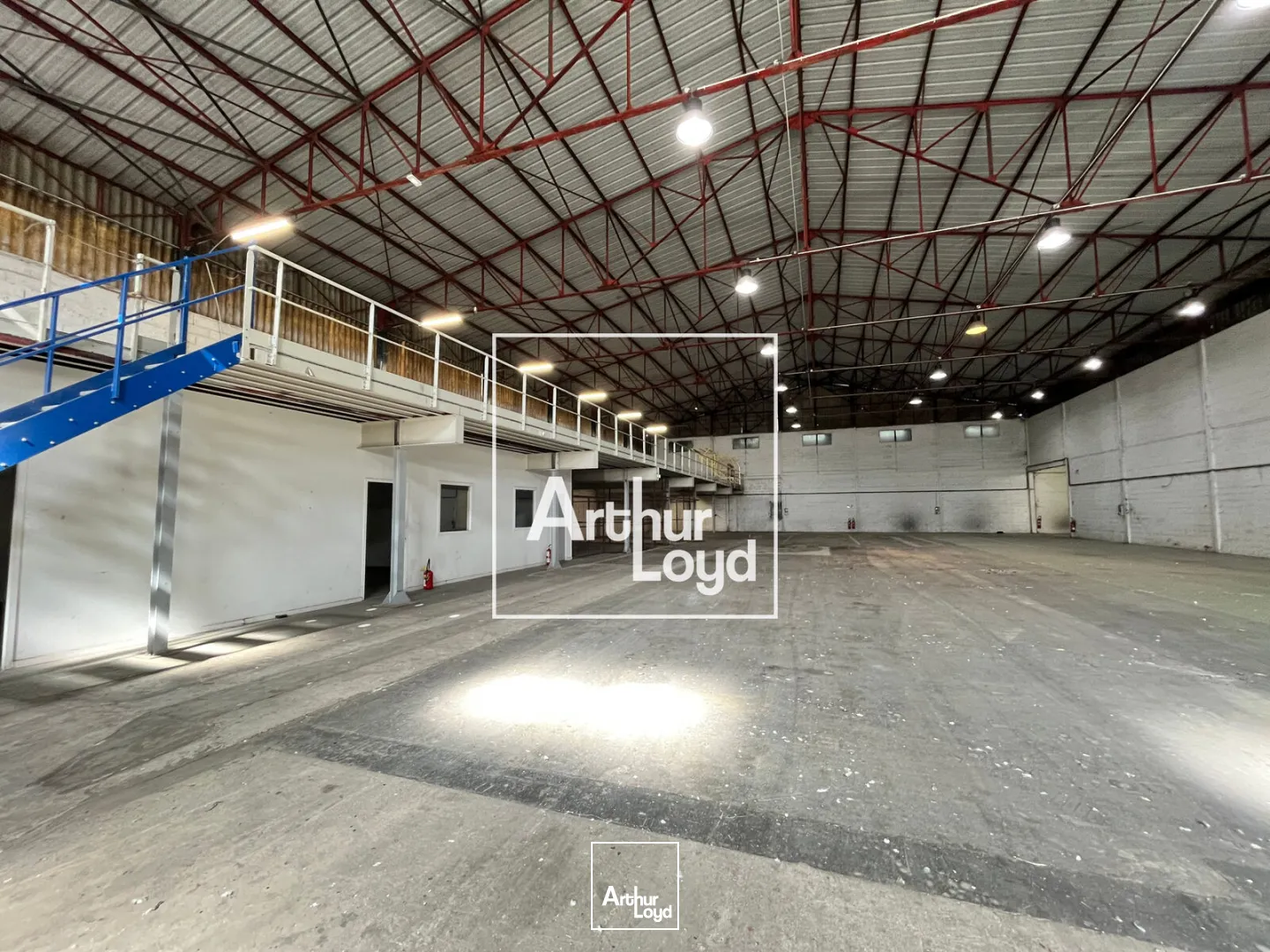 NIMES OUEST - Bâtiment indépendant avec cour de 2.000m2 à louer