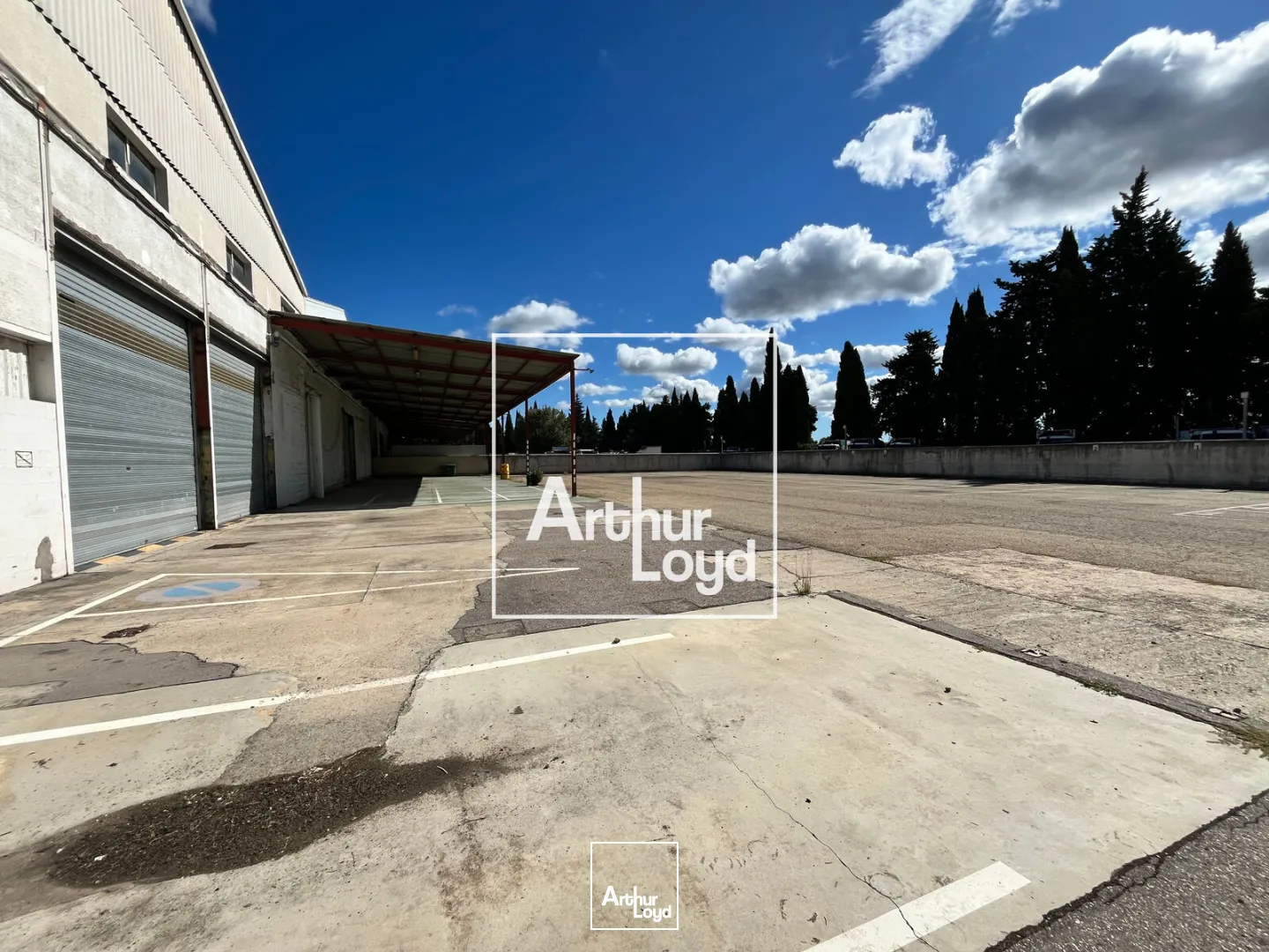 NIMES OUEST - Bâtiment indépendant avec cour de 2.000m2 à louer