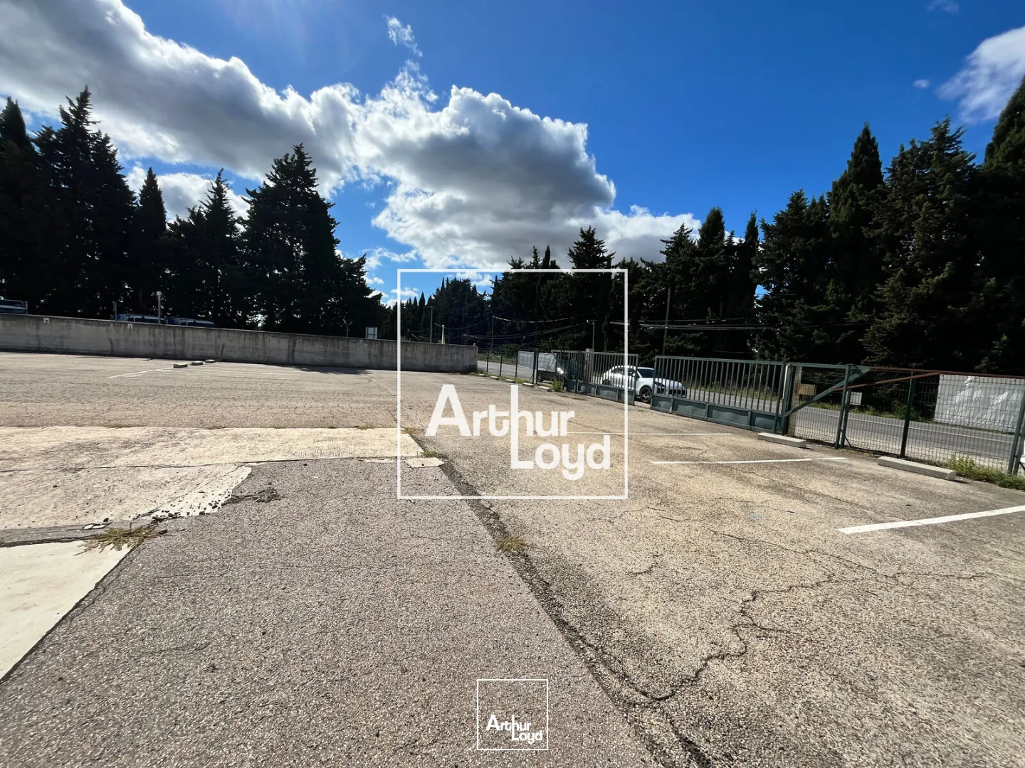 NIMES OUEST - Bâtiment indépendant avec cour de 2.000m2 à louer