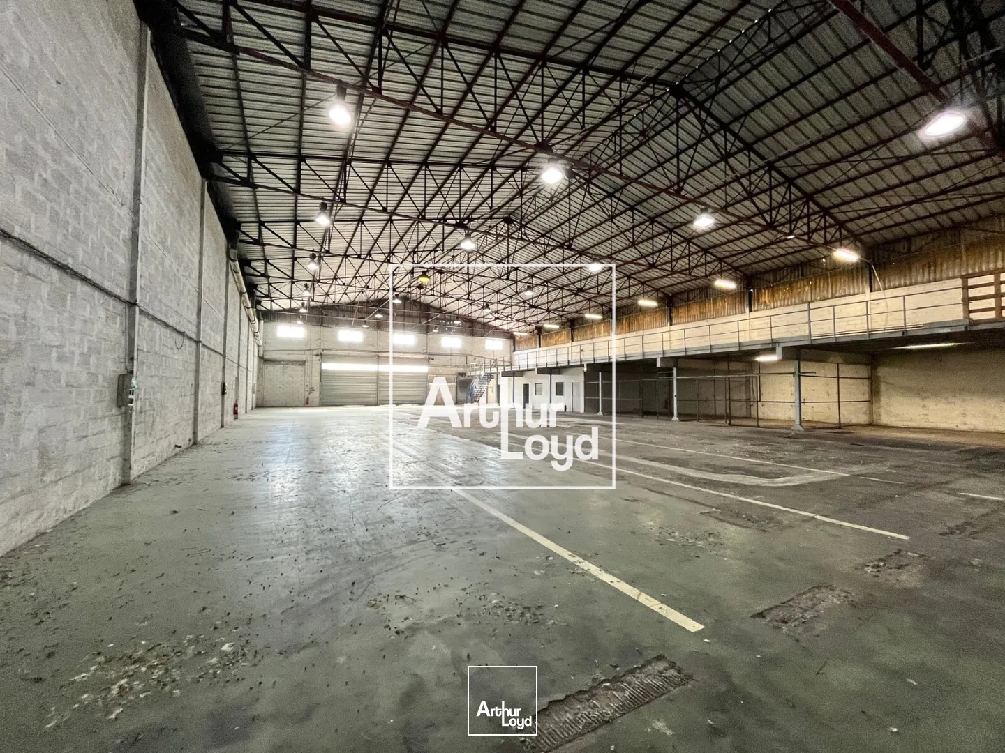 NIMES OUEST - Bâtiment indépendant avec cour de 2.000m2 à louer