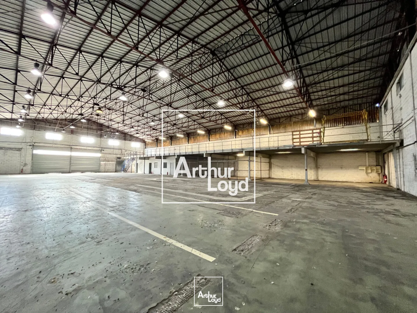 NIMES OUEST - Bâtiment indépendant avec cour de 2.000m2 à louer