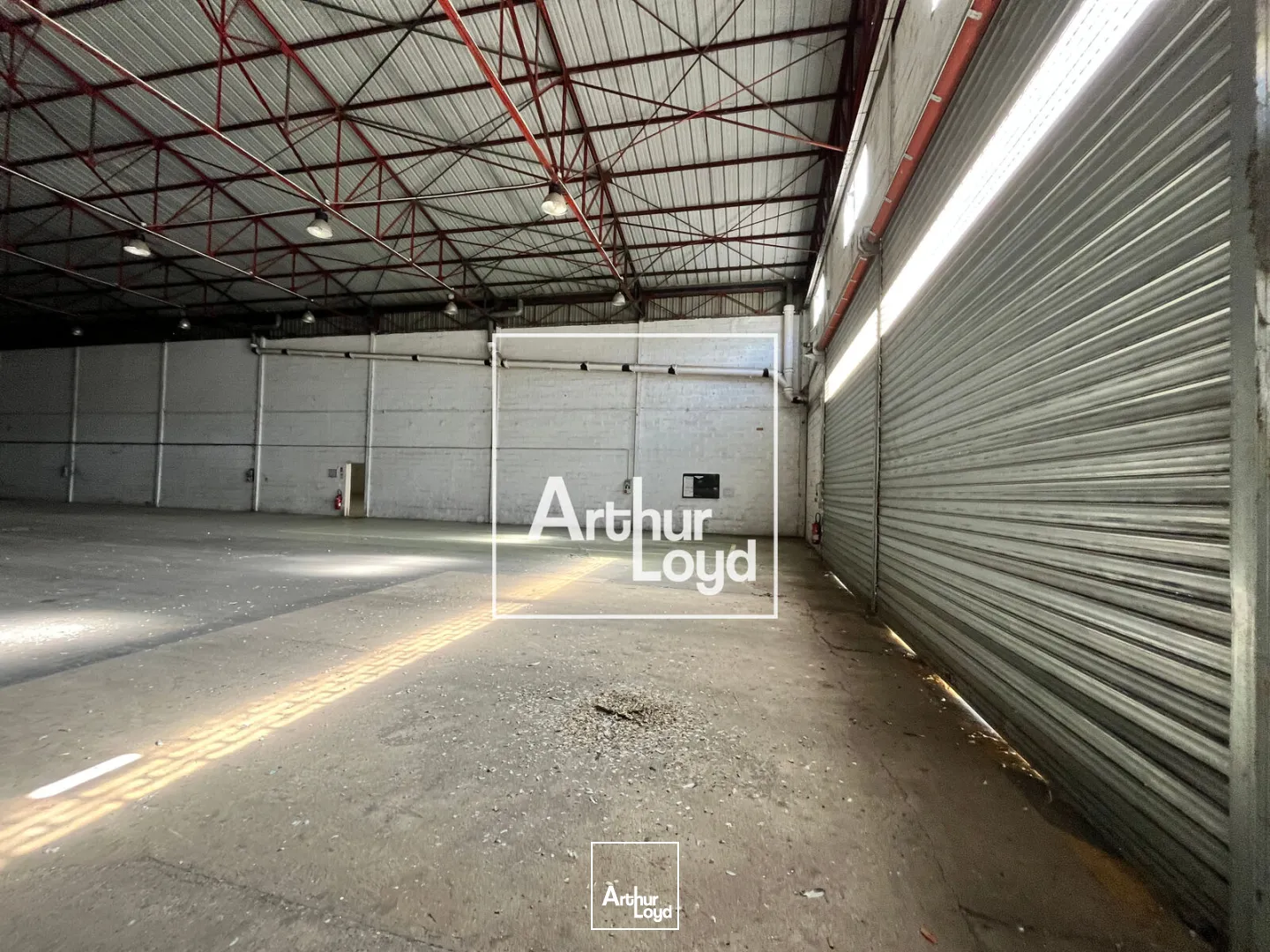 NIMES OUEST - Bâtiment indépendant avec cour de 2.000m2 à louer