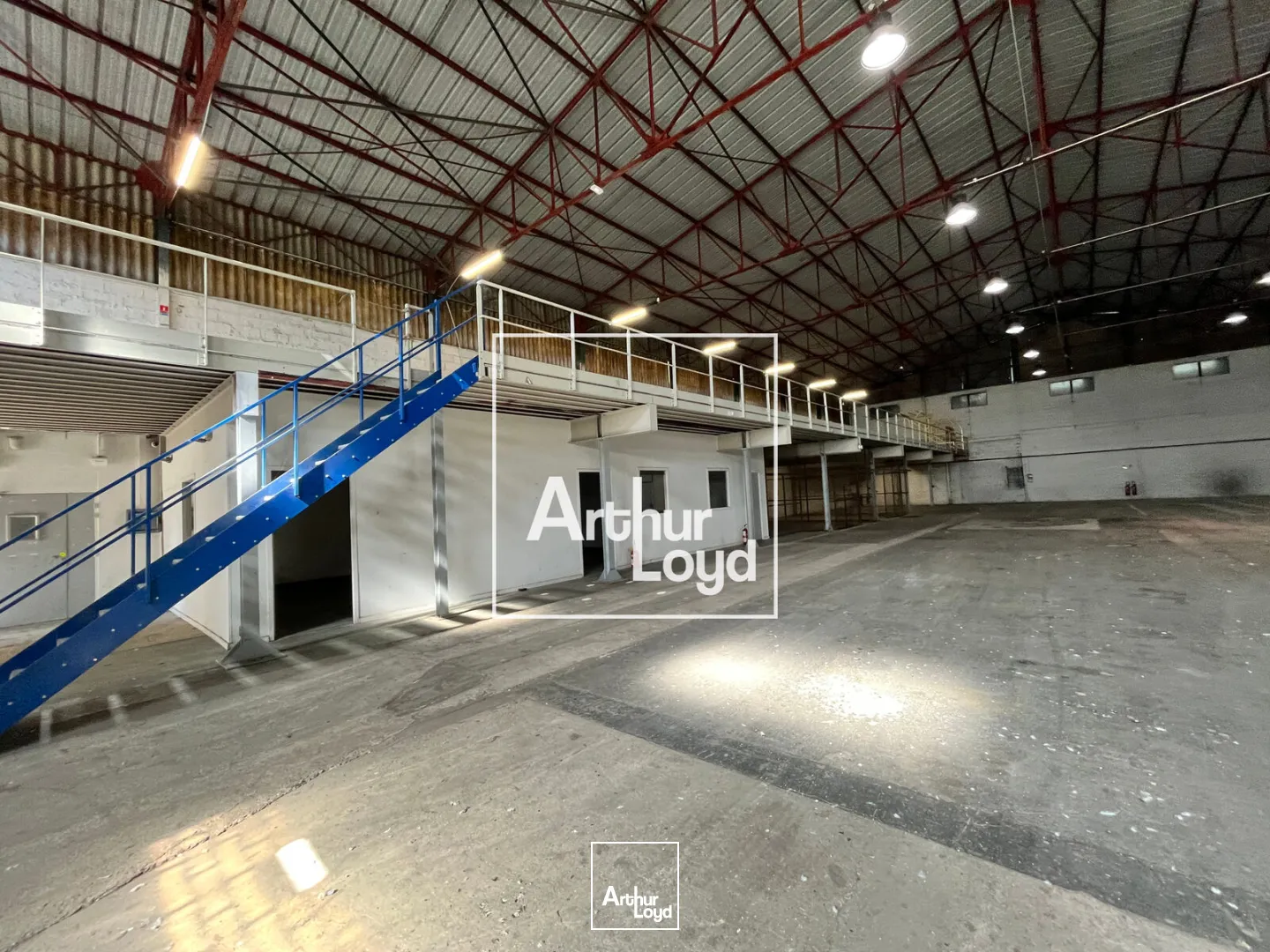 NIMES OUEST - Bâtiment indépendant avec cour de 2.000m2 à louer