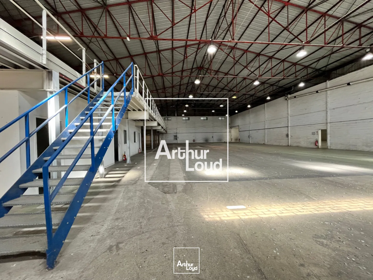 NIMES OUEST - Bâtiment indépendant avec cour de 2.000m2 à louer