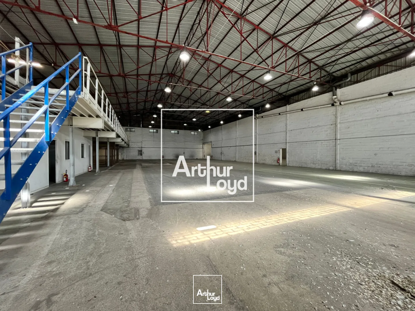 NIMES OUEST - Bâtiment indépendant avec cour de 2.000m2 à louer