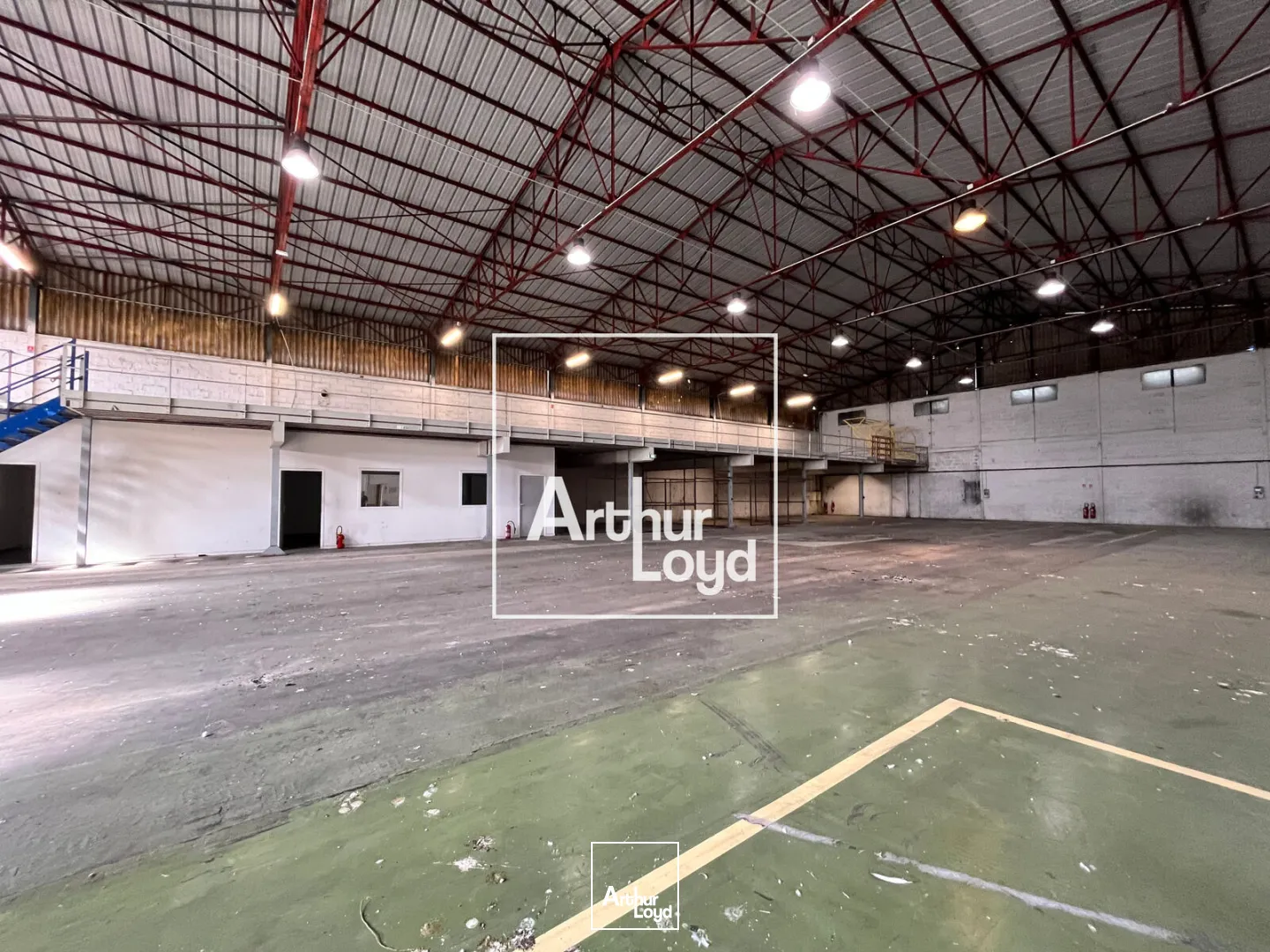 NIMES OUEST - Bâtiment indépendant avec cour de 2.000m2 à louer