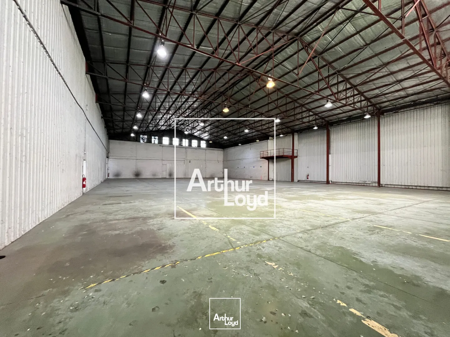 NIMES OUEST - Bâtiment indépendant avec cour de 2.000m2 à louer