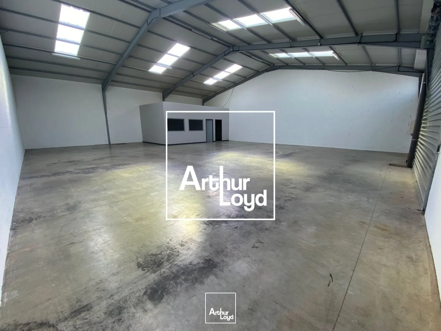 ENTREE ZONE ST CESAIRE - LOCAL D'ACTIVITES - 270M2 A LOUER