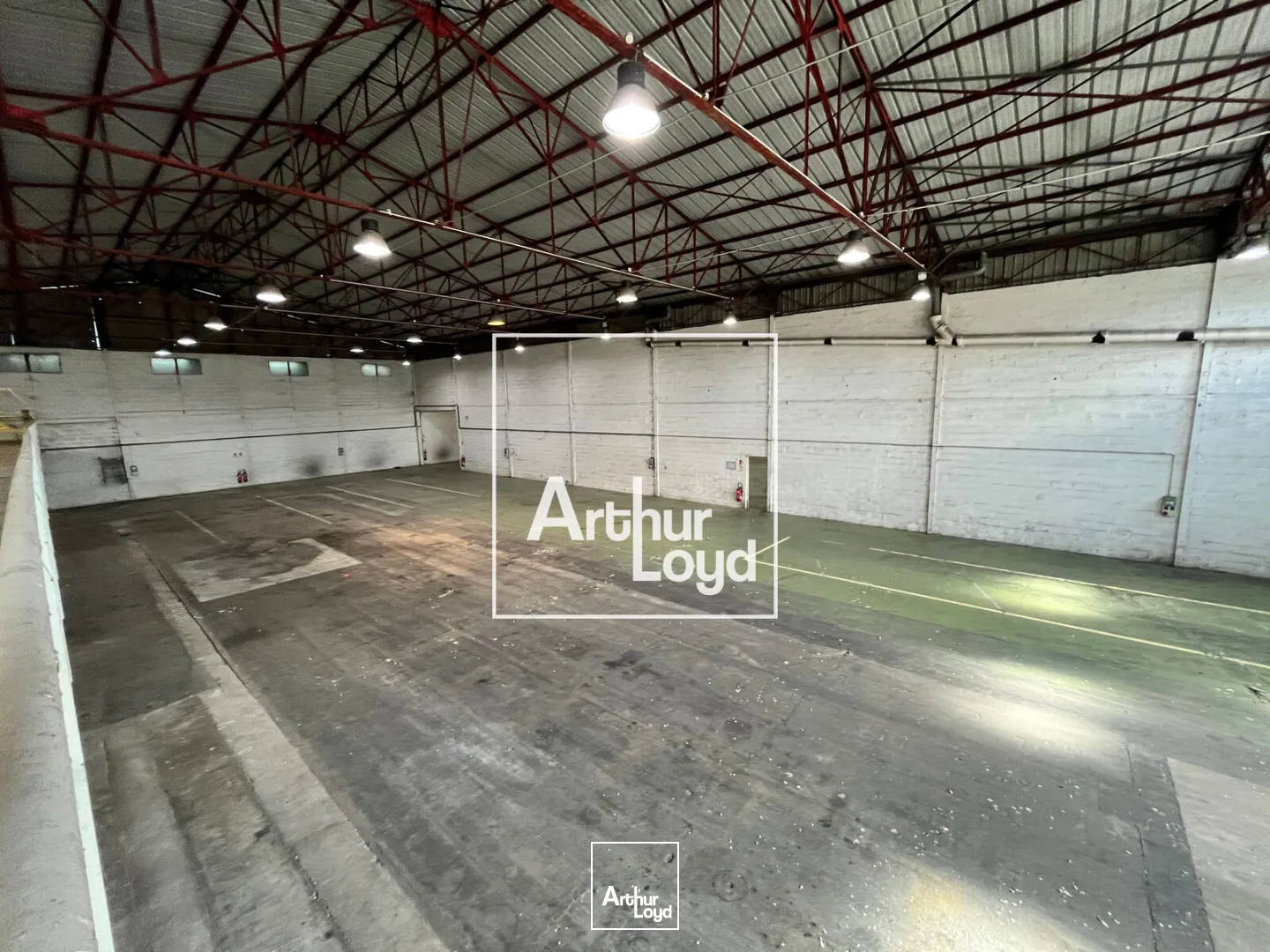 NIMES OUEST - Bâtiment indépendant avec cour de 2.000m2 à louer