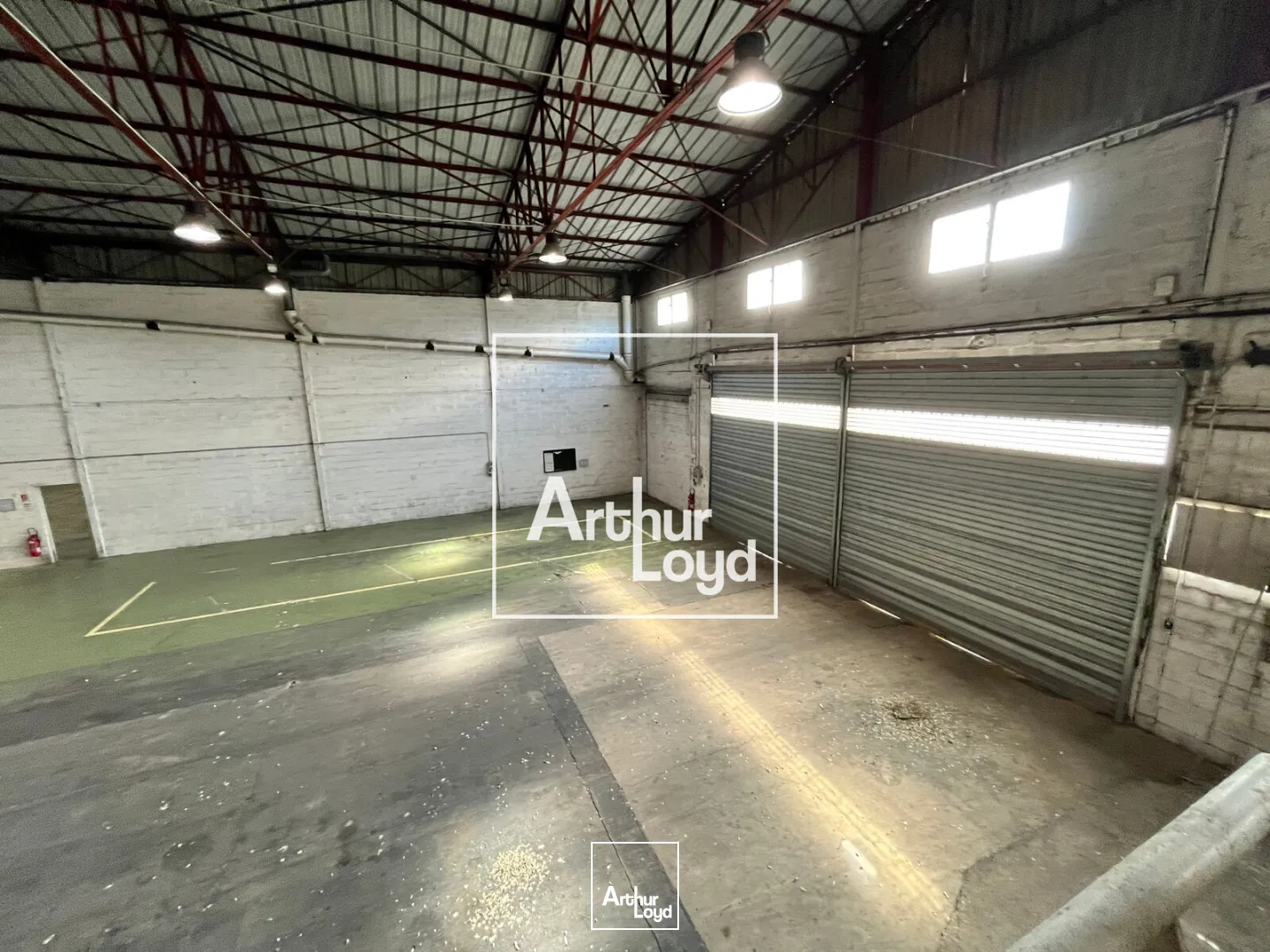 NIMES OUEST - Bâtiment indépendant avec cour de 2.000m2 à louer