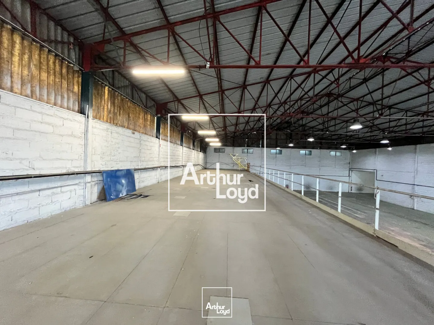 NIMES OUEST - Bâtiment indépendant avec cour de 2.000m2 à louer