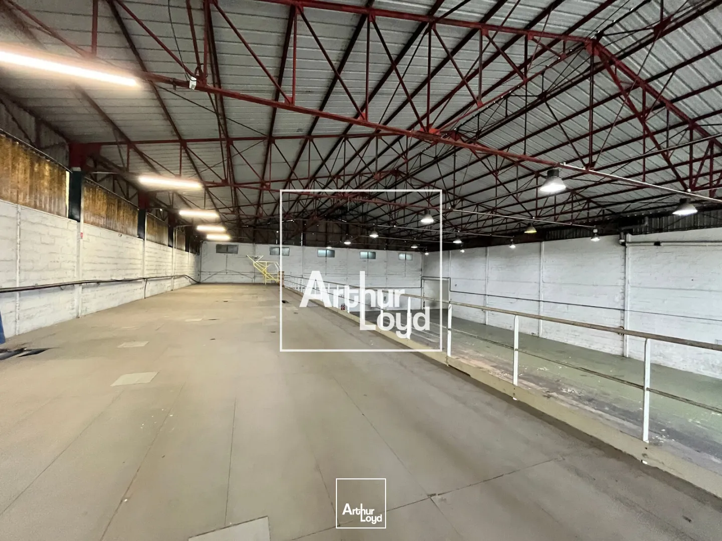 NIMES OUEST - Bâtiment indépendant avec cour de 2.000m2 à louer