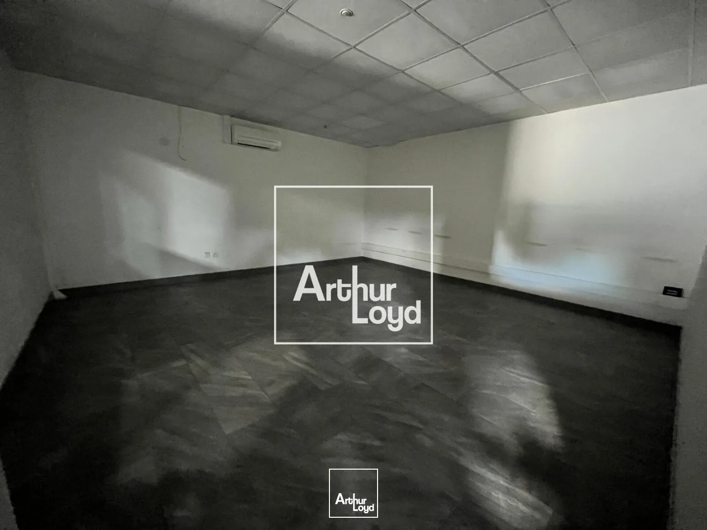 NIMES OUEST - Bâtiment indépendant avec cour de 2.000m2 à louer