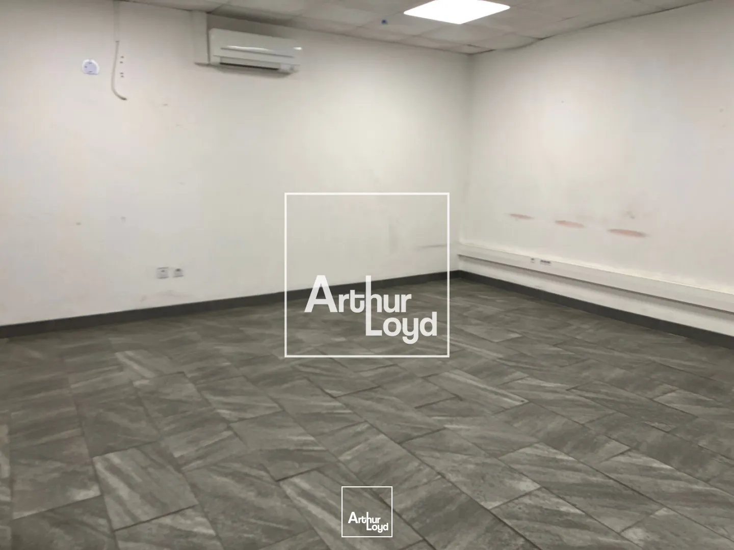 NIMES OUEST - Bâtiment indépendant avec cour de 2.000m2 à louer